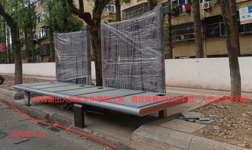 公交站台安装时，工人没有留出安全距离.png